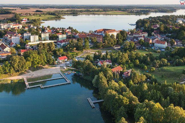 Ryn, panorama na miasto przez jezioro Olow. EU, PL, Warm-Maz. Lotnicze.